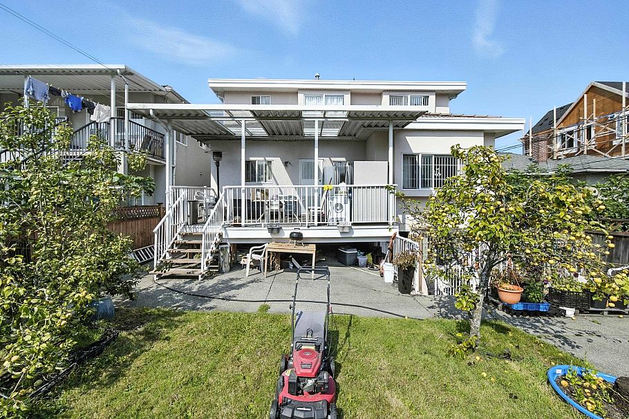 2228 E 40th Avenue Vancouver, BC - 4