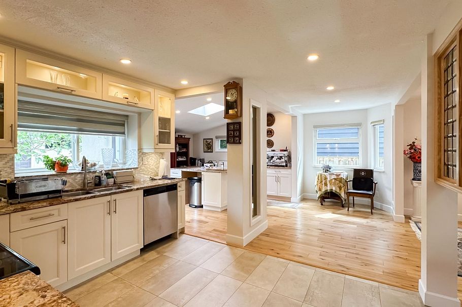 880 W 19th Street North Vancouver, BC - 15