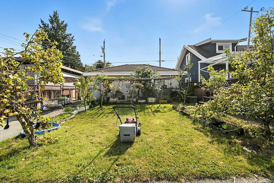 2228 E 40th Avenue Vancouver, BC - 40