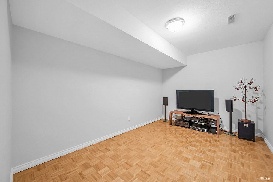 3945 Braemar Place North Vancouver, BC - 32