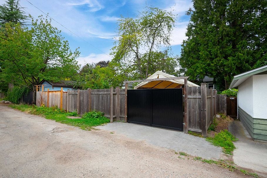 3476 W 13th Avenue Vancouver, BC - 34