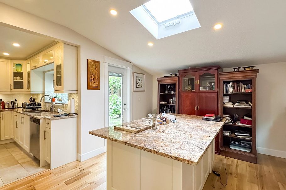 880 W 19th Street North Vancouver, BC - 11