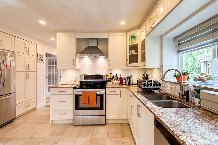 880 W 19th Street North Vancouver, BC - 14