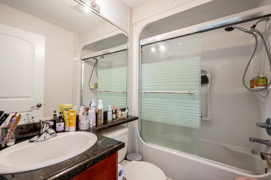 1306 E 60 Avenue Vancouver, BC - 32