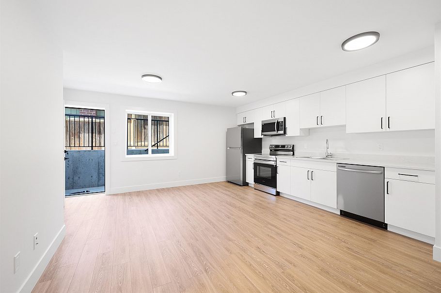 338 W 24th Street North Vancouver, BC - 31