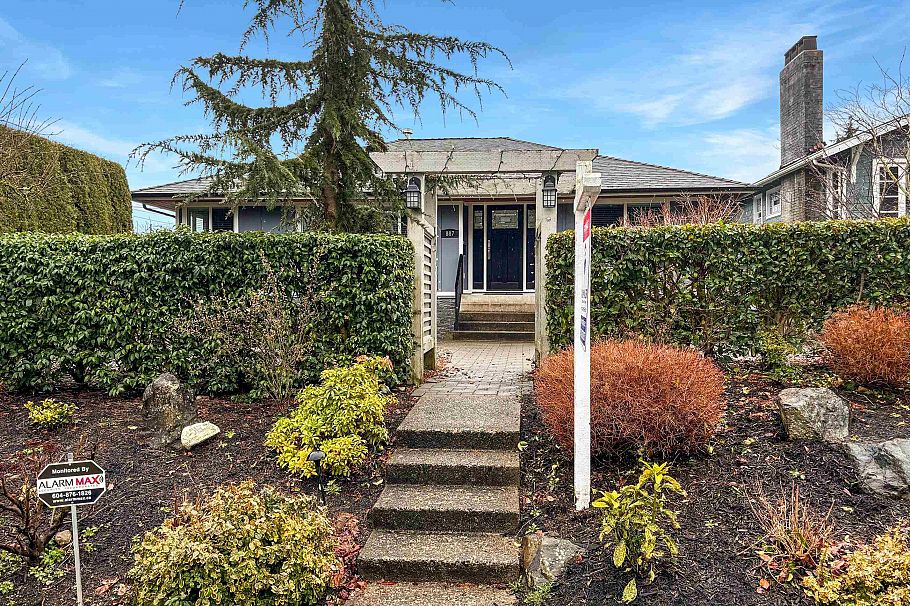 887 E 17th Street North Vancouver, BC - 36