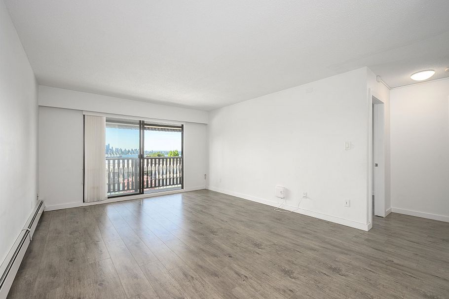 305 310 W 3rd Street North Vancouver, BC - 1