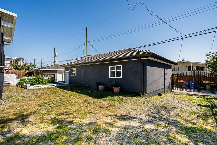 1306 E 60 Avenue Vancouver, BC - 37