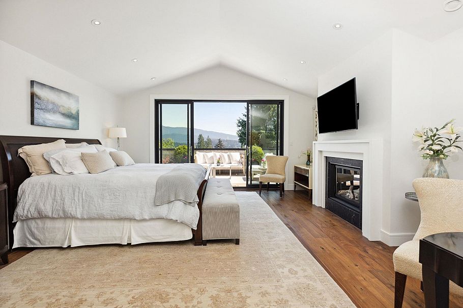 939 Friar Crescent North Vancouver, BC - 17