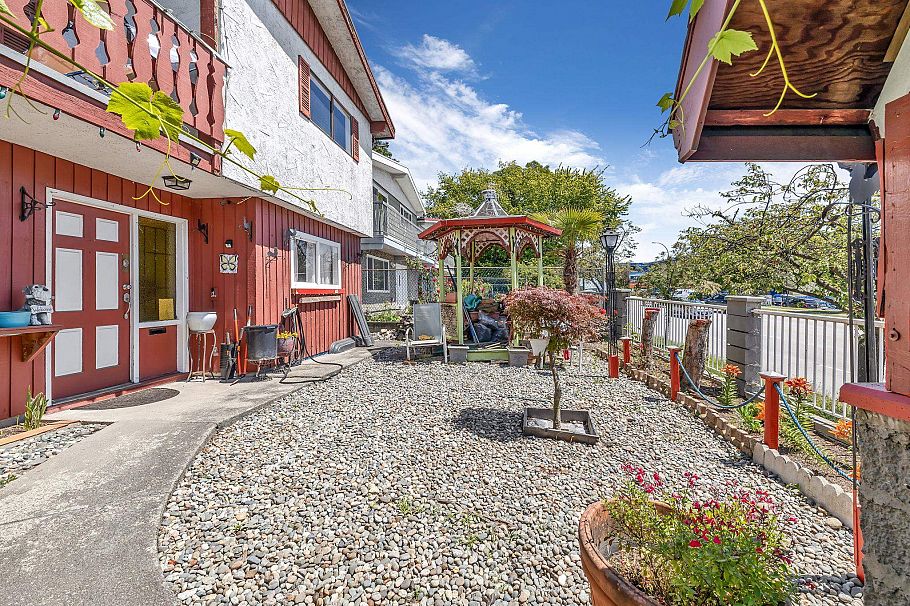 1017 SE Marine Drive Vancouver, BC - 4