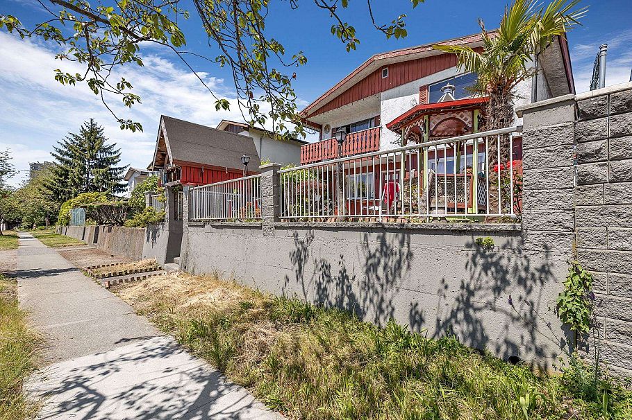 1017 SE Marine Drive Vancouver, BC - 5