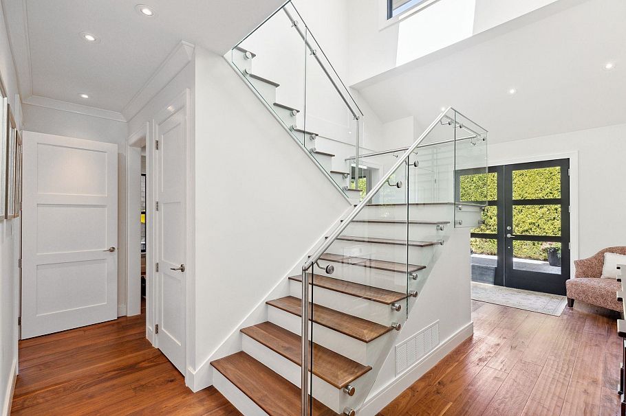 939 Friar Crescent North Vancouver, BC - 2