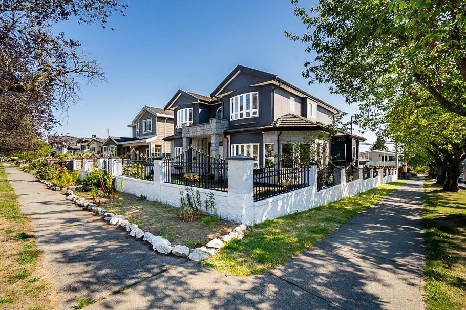 1306 E 60 Avenue Vancouver, BC - 1