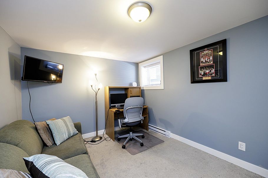 887 E 17th Street North Vancouver, BC - 24