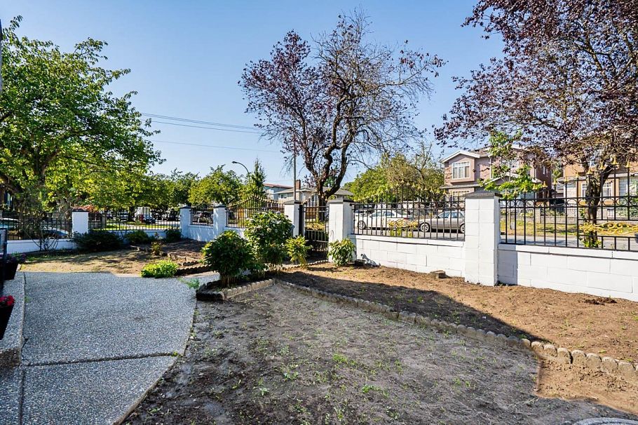 1306 E 60 Avenue Vancouver, BC - 3