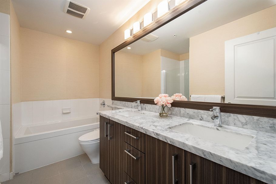 116 119 W 22nd Street North Vancouver, BC - 20