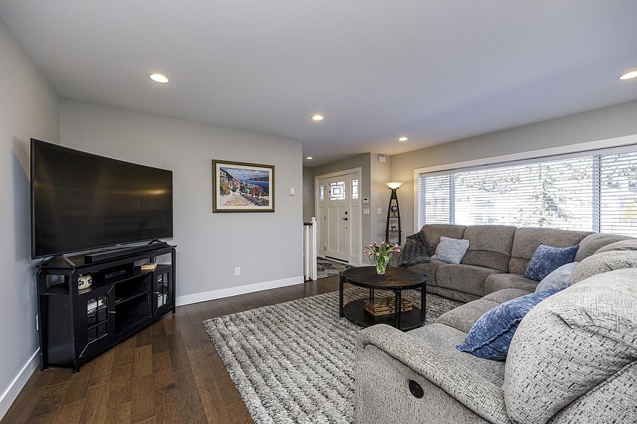 887 E 17th Street North Vancouver, BC - 3