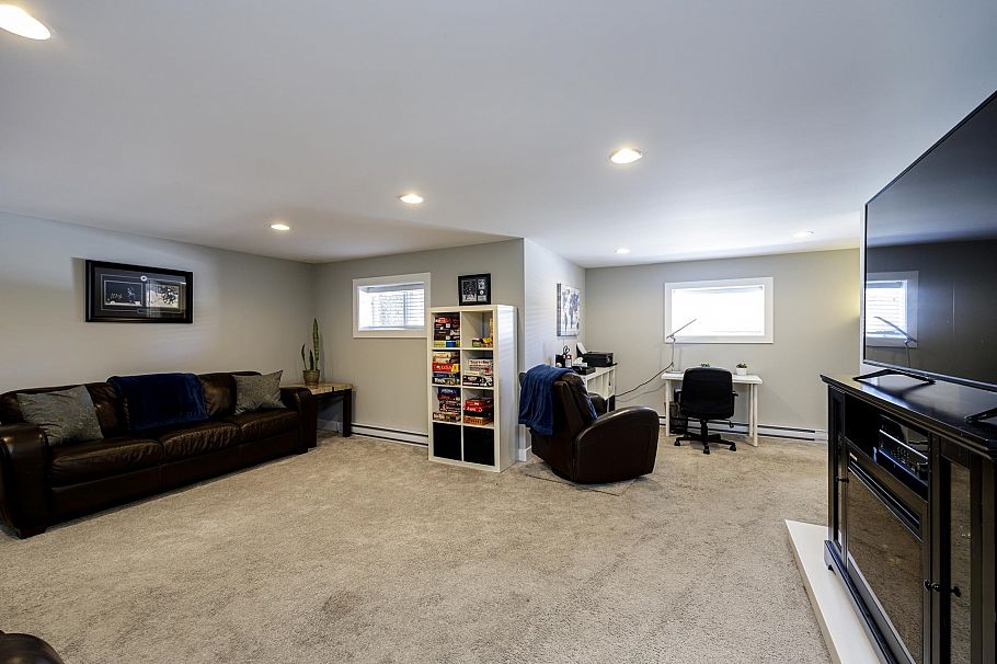 887 E 17th Street North Vancouver, BC - 22