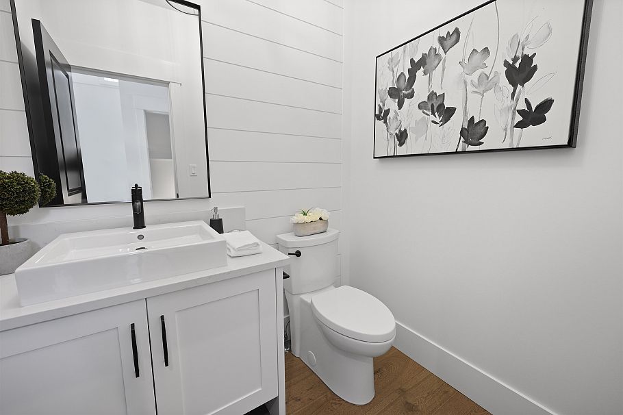 338 W 24th Street North Vancouver, BC - 25