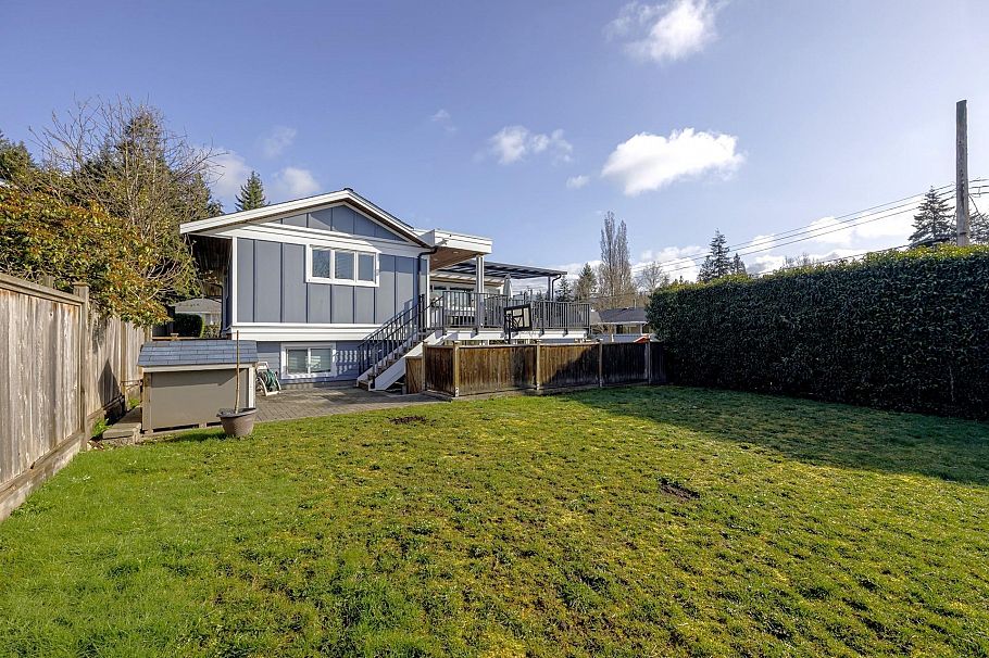 887 E 17th Street North Vancouver, BC - 32