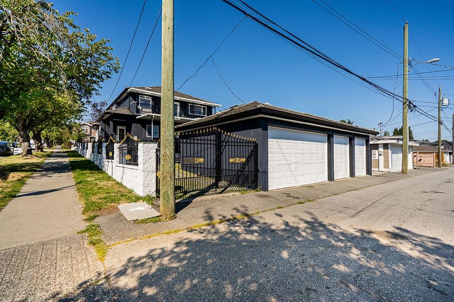 1306 E 60 Avenue Vancouver, BC - 38