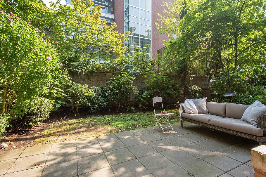 116 119 W 22nd Street North Vancouver, BC - 13