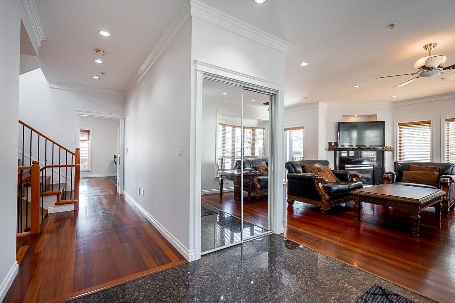 1306 E 60 Avenue Vancouver, BC - 4