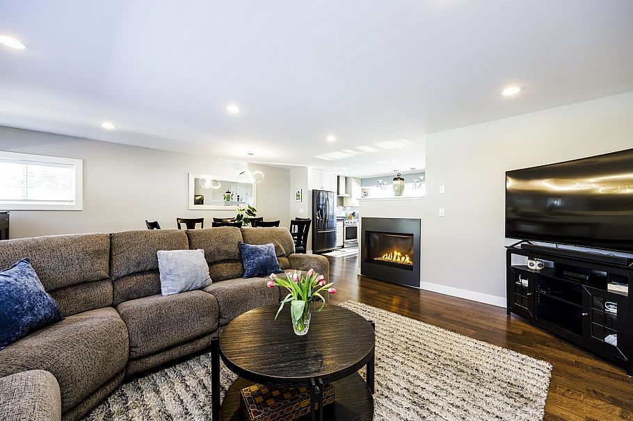 887 E 17th Street North Vancouver, BC - 2