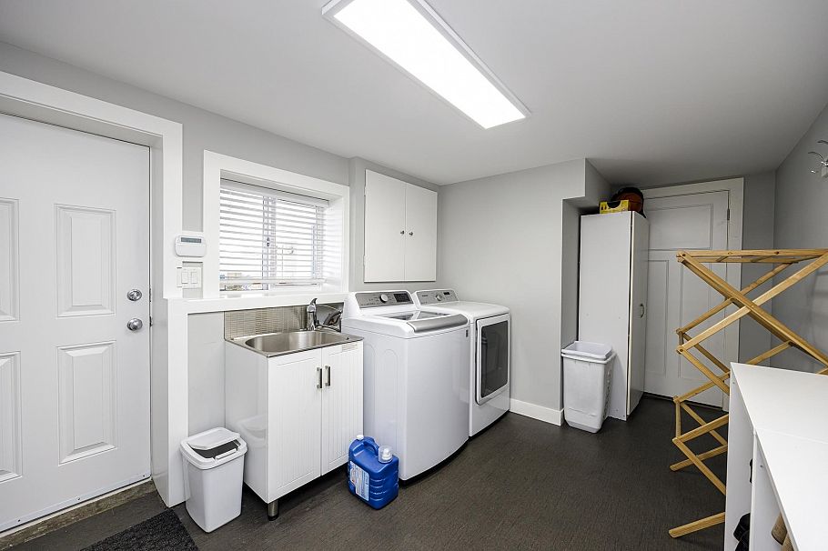 887 E 17th Street North Vancouver, BC - 26