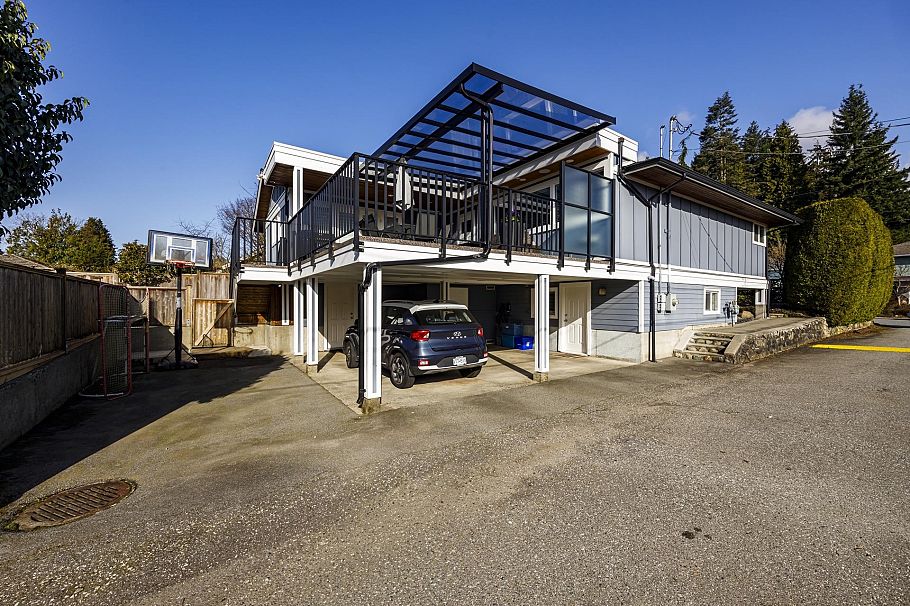 887 E 17th Street North Vancouver, BC - 31