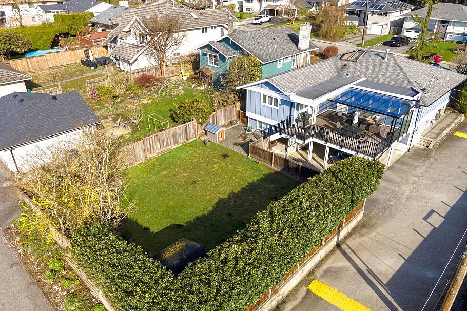 887 E 17th Street North Vancouver, BC - 34