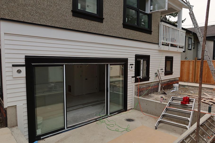 A 2735 W 8th Avenue Vancouver, BC - 1