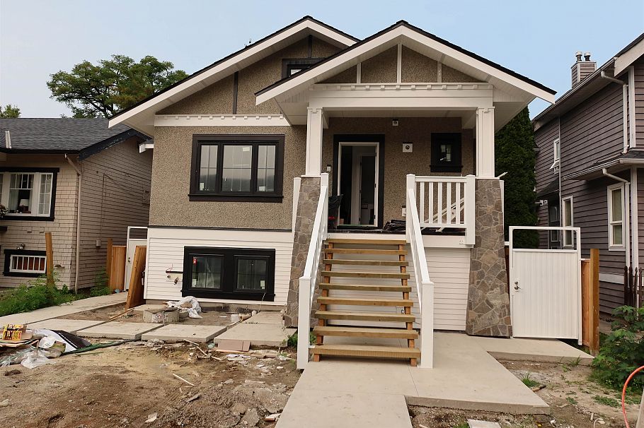 A 2735 W 8th Avenue Vancouver, BC - 8