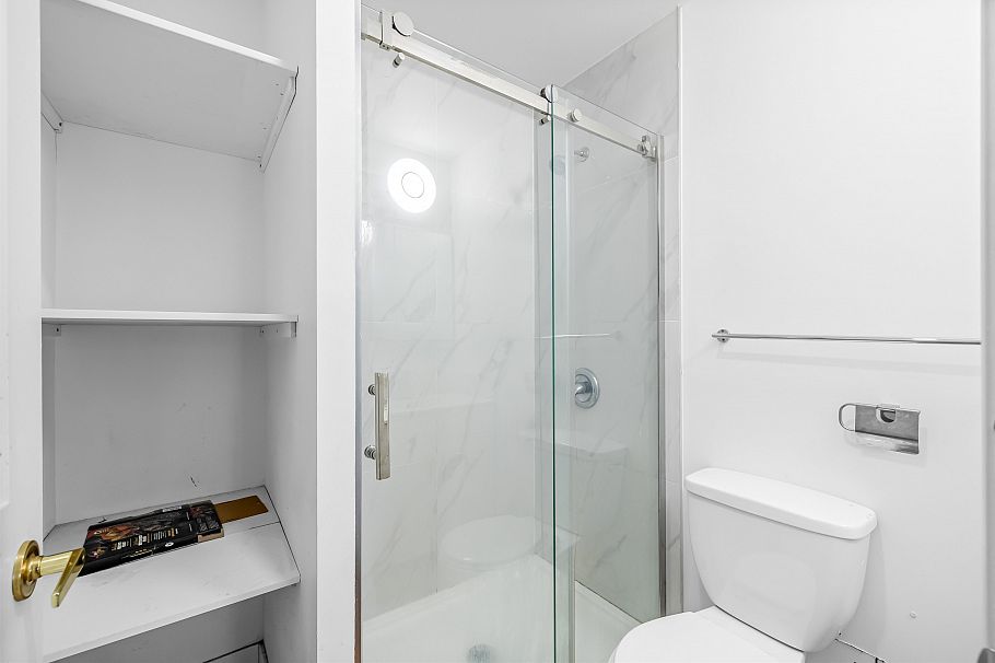 1722 E 41st Avenue Vancouver, BC - 16