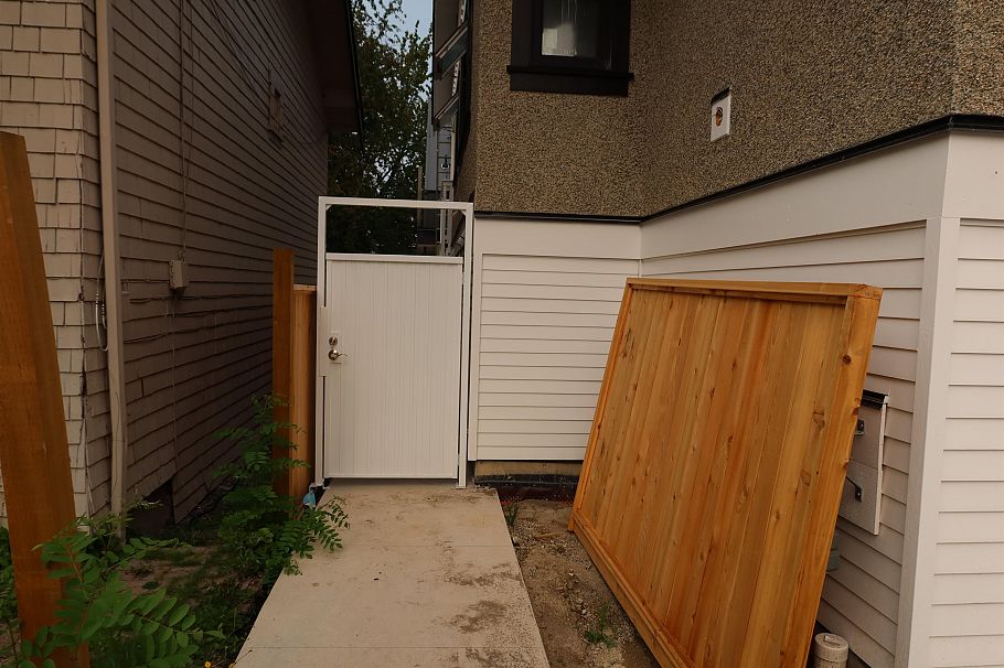 A 2735 W 8th Avenue Vancouver, BC - 7