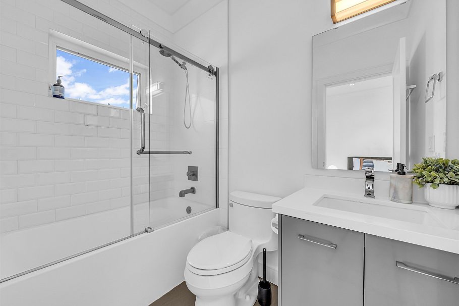 90 W 27th Avenue Vancouver, BC - 27