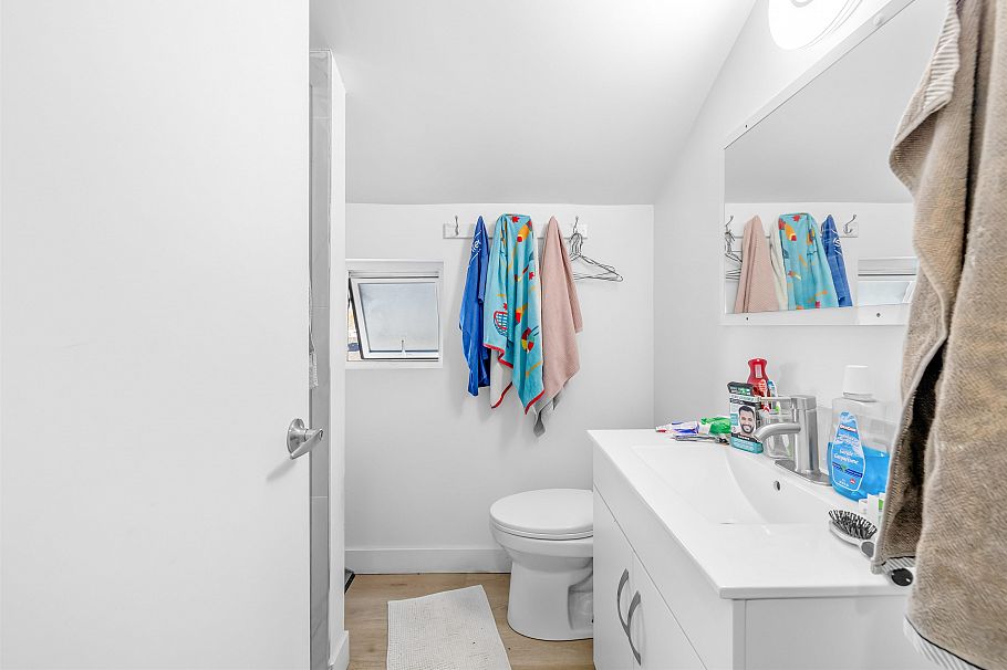 1722 E 41st Avenue Vancouver, BC - 28