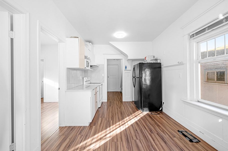 1722 E 41st Avenue Vancouver, BC - 11