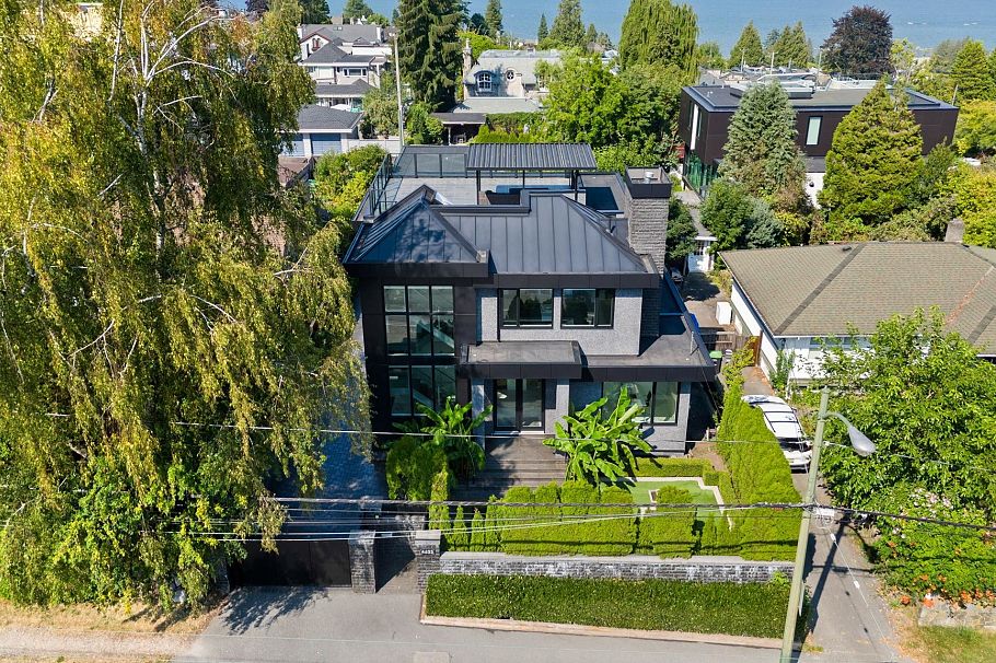 4623 W 4th Avenue Vancouver, BC - 1