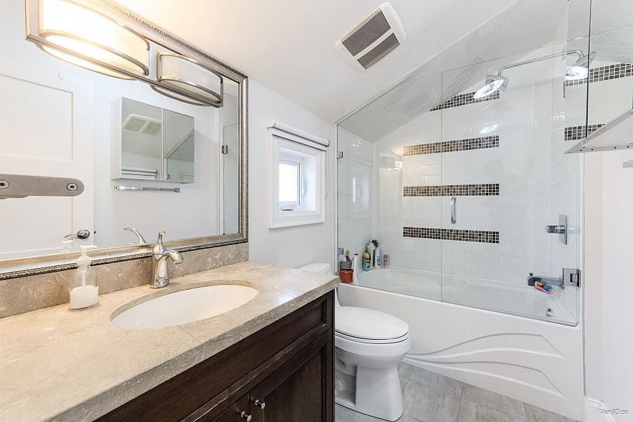 4698 W 11th Avenue Vancouver, BC - 32