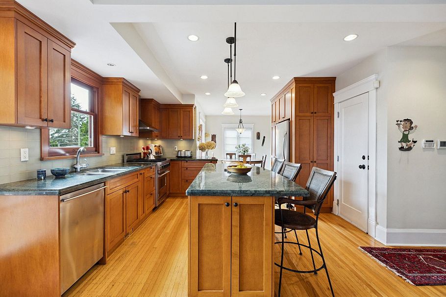 349 E 24th Street North Vancouver, BC - 10