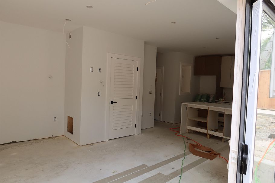 A 2735 W 8th Avenue Vancouver, BC - 2