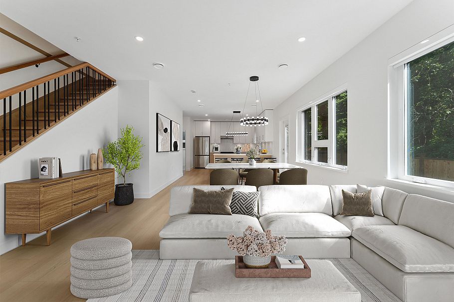 842 St. Denis Avenue North Vancouver, BC - 1