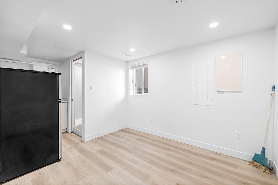 1722 E 41st Avenue Vancouver, BC - 21