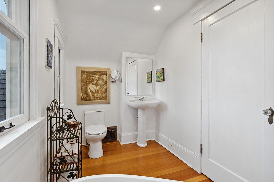 349 E 24th Street North Vancouver, BC - 20