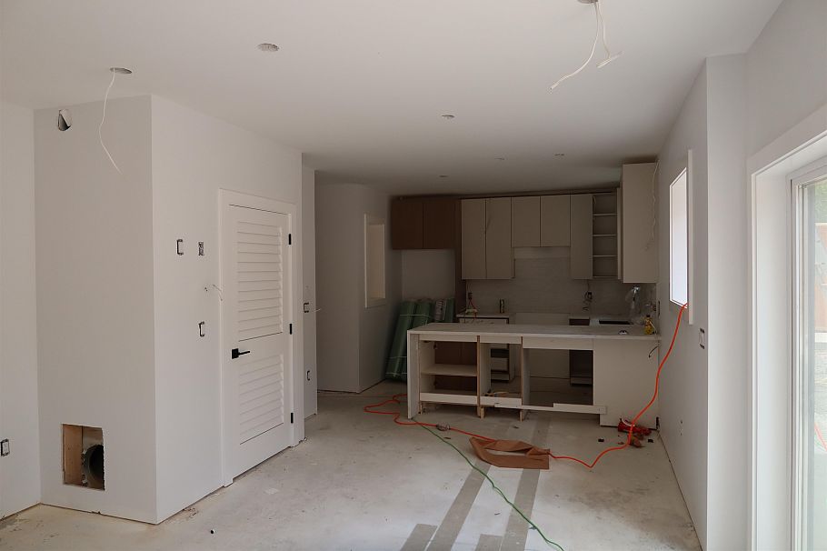 A 2735 W 8th Avenue Vancouver, BC - 4