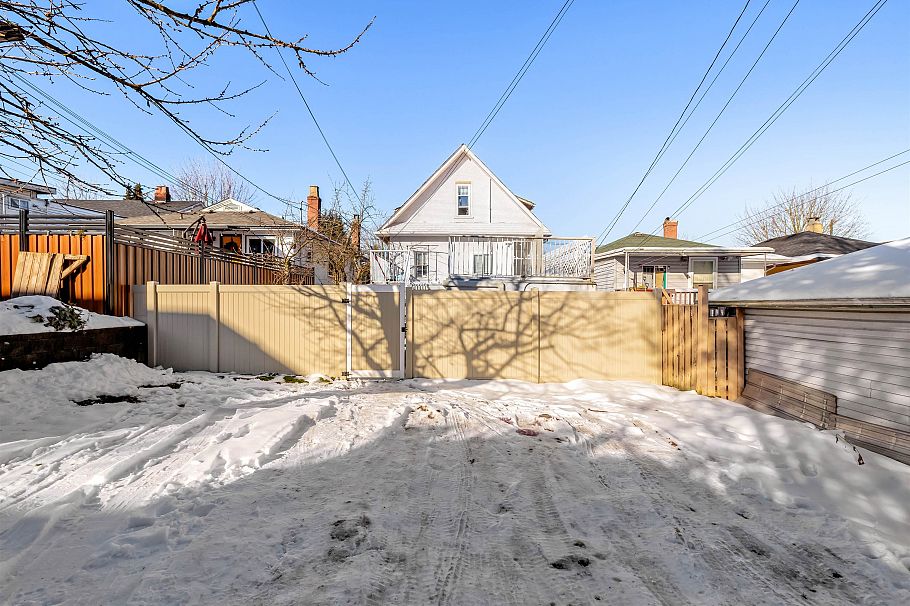 1722 E 41st Avenue Vancouver, BC - 36
