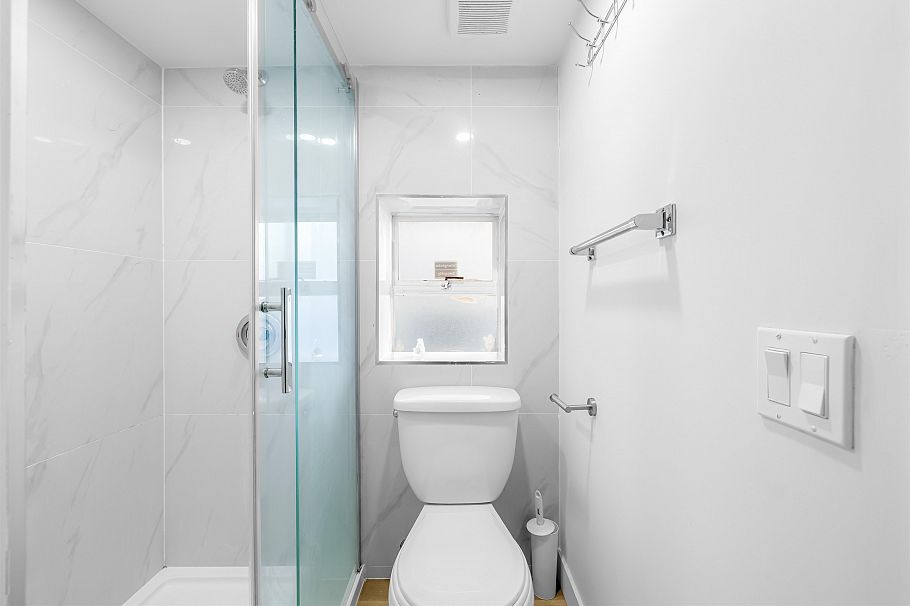 1722 E 41st Avenue Vancouver, BC - 23