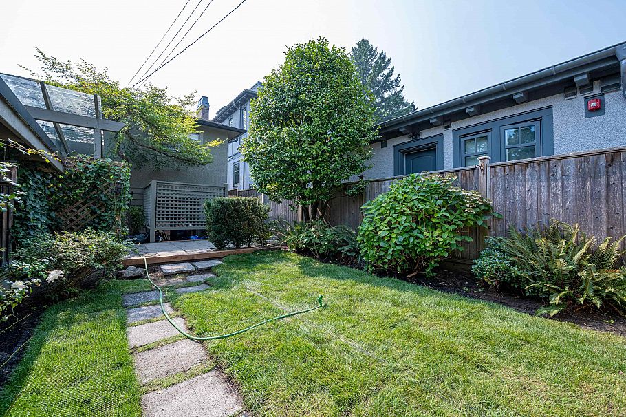 4427 W 7th Avenue Vancouver, BC - 39