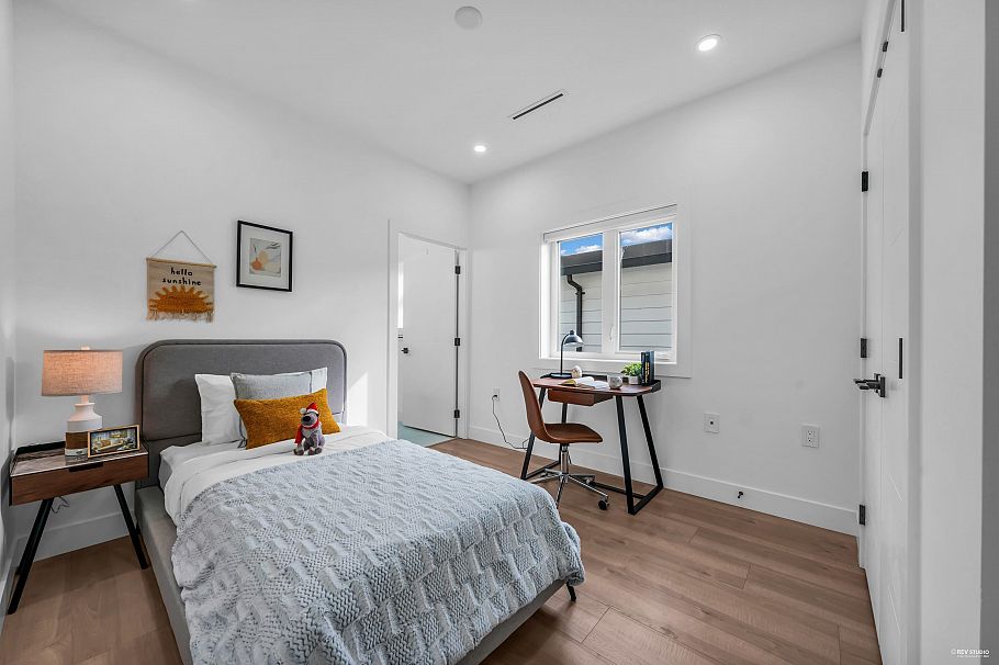 2 3344 Adanac Street Vancouver, BC - 21